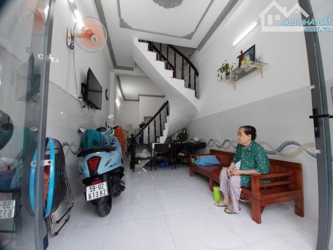 Nhà 2 tầng 1/ đường NGUYỄN VĂN QUÁ, phường ĐÔNG HƯNG THUẬN, Q12, dt 21,1m2. 3,65Tỷ