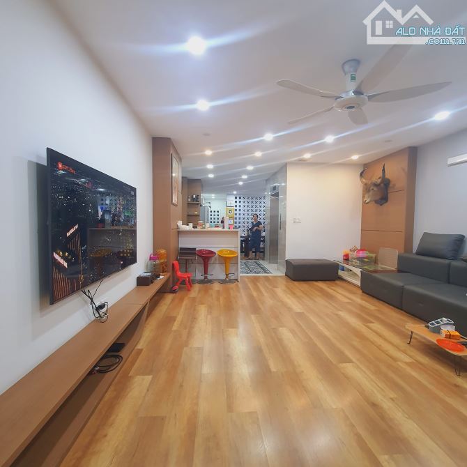 Bán Biệt Thự 40 Xuân La- Phân Lô Thang máy Ô tô Tránh, KD 90m2 MT 5m chỉ 33 Tỷ
