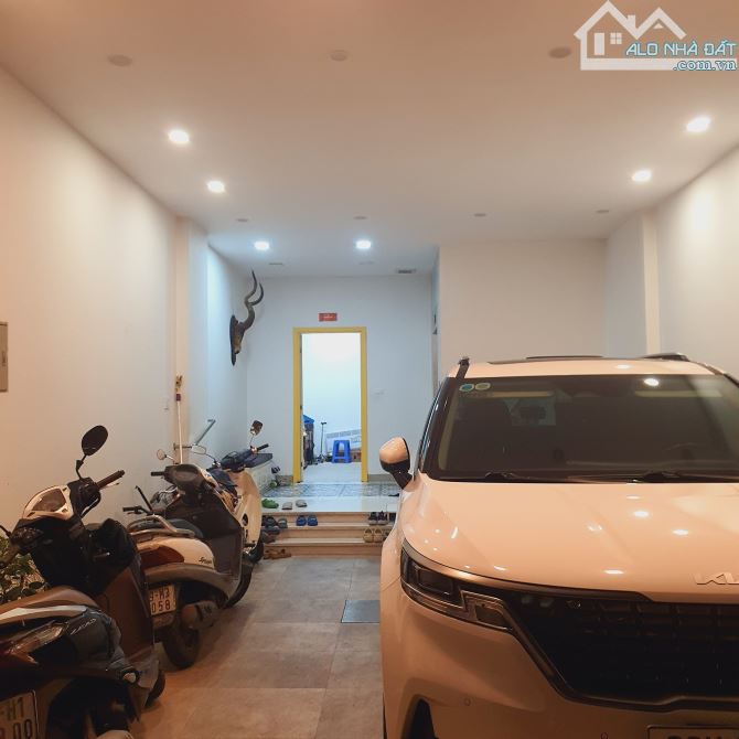 Bán Biệt Thự 40 Xuân La- Phân Lô Thang máy Ô tô Tránh, KD 90m2 MT 5m chỉ 33 Tỷ