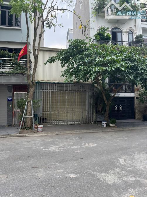 Đất đẹp đường to vỉa hè thoáng khu đấu giá Giang Biên DT 72m2 . Giá 225 triệu / m2