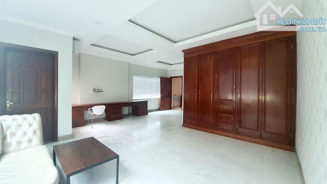 Gấp bán nhà Sài Gòn, thông Hai Bà Trưng, ngang 8m, dt 100m2, giá 9 tỷ.