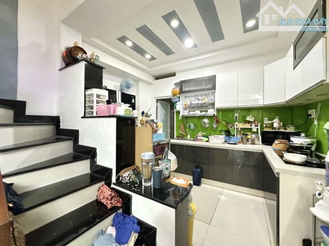 Gấp bán nhà Sài Gòn, kề Mt Nam Kỳ Khởi Nghĩa, giá 7.8 tỷ, 5 tầng.