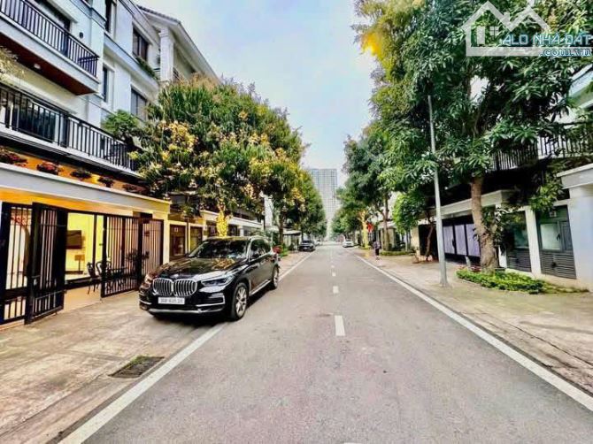 Biệt Thự Đẹp 671 Hoàng Hoa Thám, Lô Góc, 129m2, MT 7m, Toàn Cây Xanh, Nội Thất Gỗ Tiền tỷ