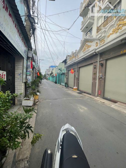 Dãy trọ hẻm thông một xẹt 8m đường Hương Lộ 2, 8x18m, có 12 phòng trọ thu nhập 20 triệu/th