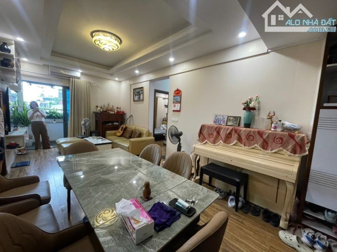 Nhà Hiếm Xuân La,38m2 chỉ 7.x tỷ,dân xây, căn góc,full nội thất