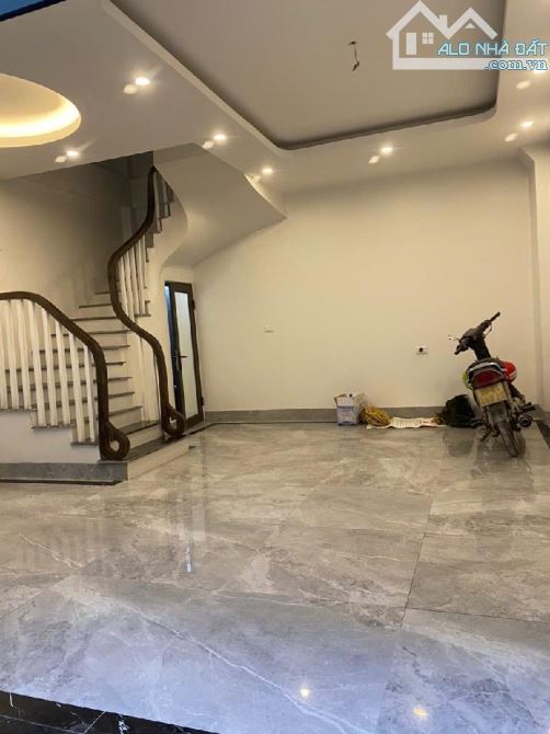 Chỉ 5,95 tỉ có ngay Nhà Mới 5 tầng 34m Thạch Bàn Long Biên