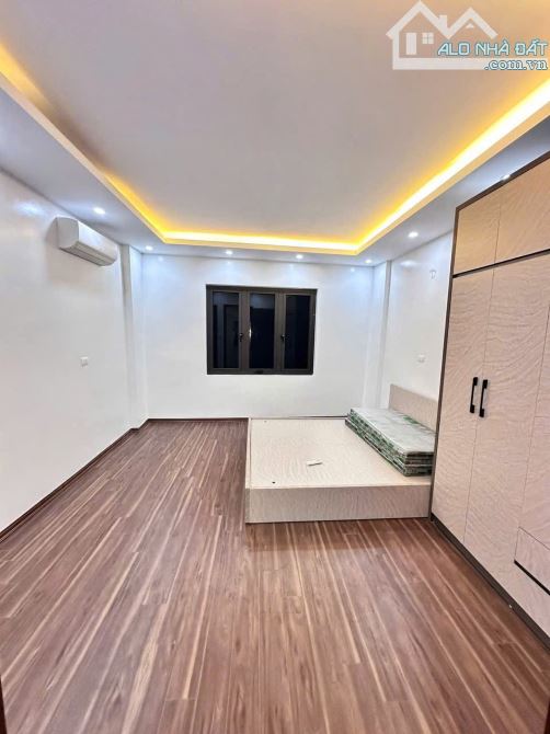 Cho thuê nhà ngõ Hoàng Quốc Việt - Trần Cung dt 50m x 4t ô tô đõ cửa