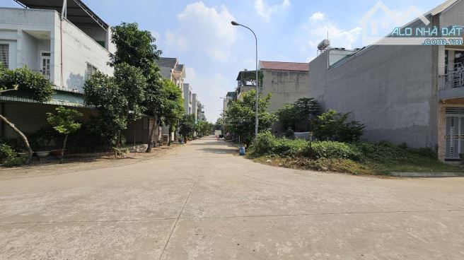 Đất mặt. Tiền,  gần cv Võ Văn Tần, Thị trấn Đức Hòa, 5x18, gpxd 4 tấm, 1, 1 tỷ