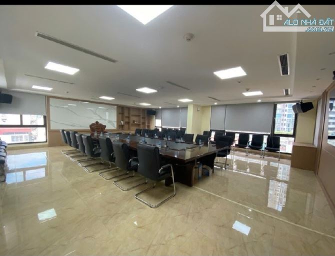 250 Tỷ/291 M2/9 tầng/8 M tiền/ Mặt Phố Hoàng Quốc Việt