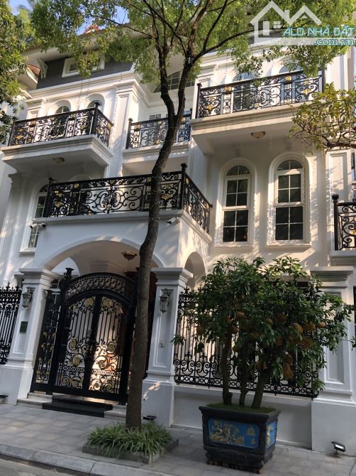 Cho thuê biệt thự Làng Việt Kiều Châu Âu.DT : 160 M * 3 Tầng . MT :10 M.Chia phòng