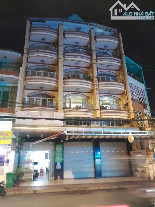 Bán toà nhà khách sạn 207-209-211 Chợ Lớn, Q.6 - 240m2 (12 x 20) - 6 Tầng 40 Phòng