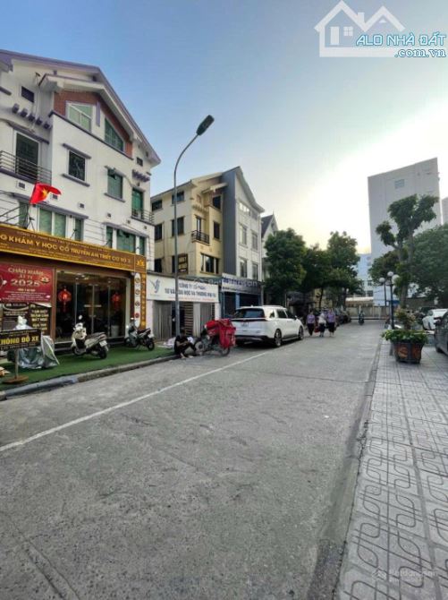 Biệt thự song lập Trung Văn. Dt: 144m xây 4 tầng, nhà cơ bản thiện chí bán giá 30.5 tỷ.