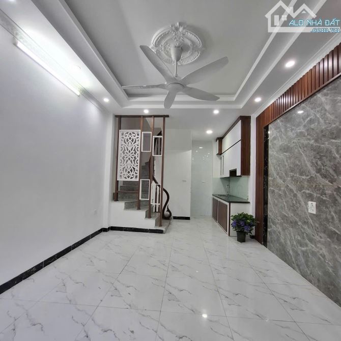 BÁN NHÀ PHỐ THẠCH BÀN LONG BIÊN 5 Tỷ  35 m 5 TẦNG MT 4m, SÁT PHỐ và ô tô tránh, kinh doanh