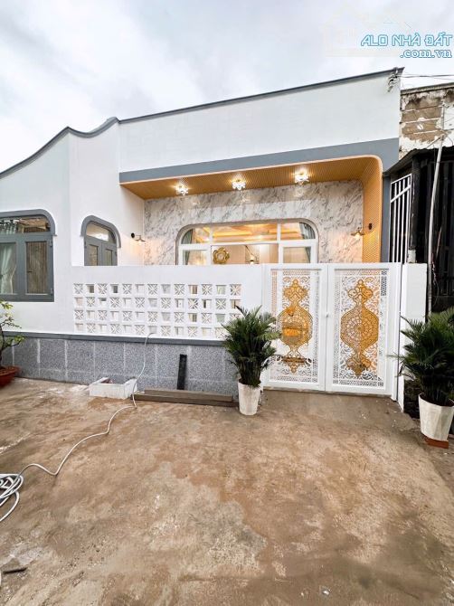 Nhà Cấp 4 Đẹp 6,5 x 15m. Full Nội Thất 3PN 2WC Ngay Ngã Ba Tân Kim. Sổ Hồng Riêng
