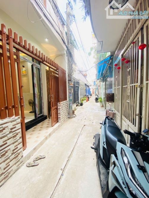 HẺM 3 GÁC THÔNG, SÁT CHỢ MỄ CỐC, MỄ CỐC, F15, Q8, 3 TẦNG ĐÚC MỚI, 34.0M2, 3.9 TỶ.