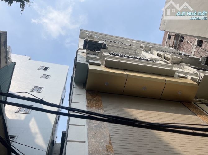 Bán nhà Mỹ Đình, dt35m, 5 tầng dân xây, lô góc, gần Ô Tô tránh.