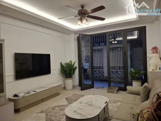 BÁN NHÀ RIÊNG PHỐ HOÀNG CẦU QUẬN ĐỐNG ĐA - Ô TÔ ĐỖ CỬA NGÕ THÔNG - CHÀO GIÁ 15.3 TỶ CÓ TL.