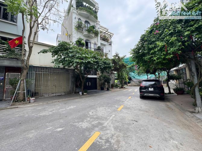 Đất đẹp đường to vỉa hè thoáng khu đấu giá Giang Biên DT 72m2 . Giá 225 triệu / m2 - 1