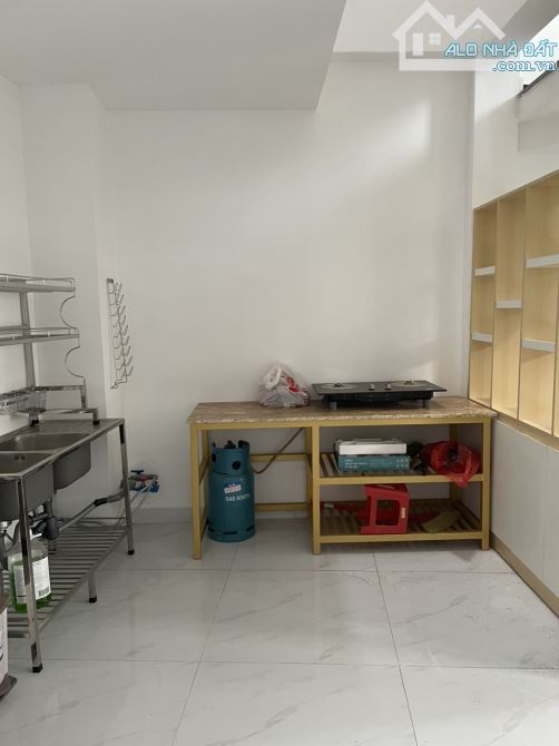 Kẹt tiền! Bán lỗ, nhà đẹp 4.5 x 12, nở hậu 3L đúc kiên cố, hẻm thông xe hơi gần bùng binh - 2