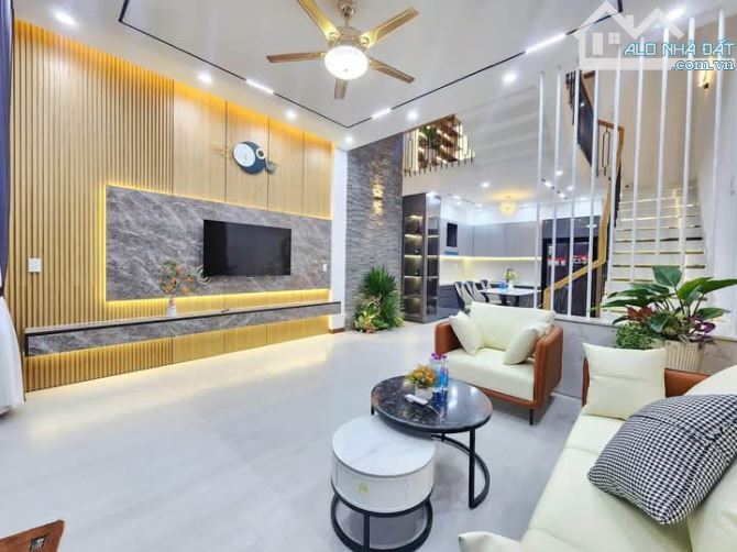 GIẢM NGAY 300 TRIỆU CHO CĂN NHÀ NẰM NGAY TRÊN MẶT TIỀN TRẦN BÌNH TRỌNG, QUẬN 5 - GIÁ: 4.05 - 2