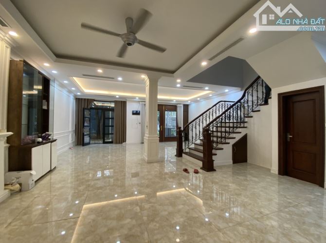 Cho thuê biệt thự Làng Việt Kiều Châu Âu.DT : 160 M * 3 Tầng . MT :10 M.Chia phòng - 2