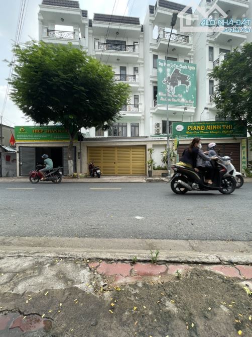 Kẹt tiền! Bán lỗ, nhà đẹp 4.5 x 12, nở hậu 3L đúc kiên cố, hẻm thông xe hơi gần bùng binh - 3
