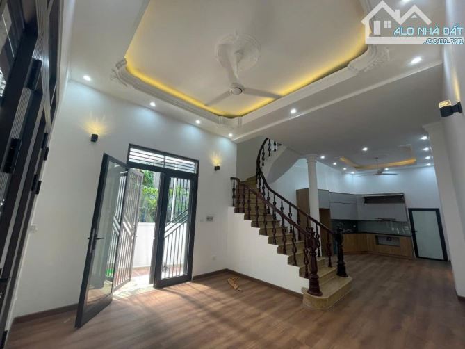 Bán nhà ngõ 699 Vũ Tông Phan- Lô Góc- Ngõ ô tô- Gần hồ điều hoà- Sổ nở hậu - 65m2 - 3