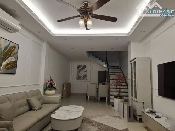 BÁN NHÀ RIÊNG PHỐ HOÀNG CẦU QUẬN ĐỐNG ĐA - Ô TÔ ĐỖ CỬA NGÕ THÔNG - CHÀO GIÁ 15.3 TỶ CÓ TL. - 3