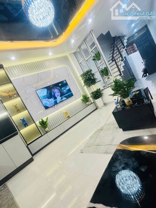 Cần bán nhà phố Hoàng Hoa Thám 37m2 5 tầng 6,68 tỷ