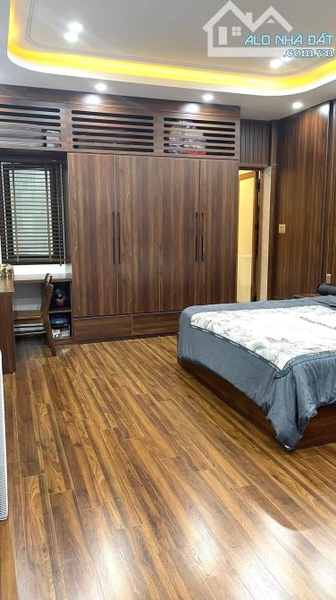 BÁN NHÀ TRẦN QUỐC HOÀN 60m2.GARA Ô TÔ + 2 Ô TÔ TRÁNH TRƯỚC NHÀ - KINH DOANH VĂN PHÒNG - 4