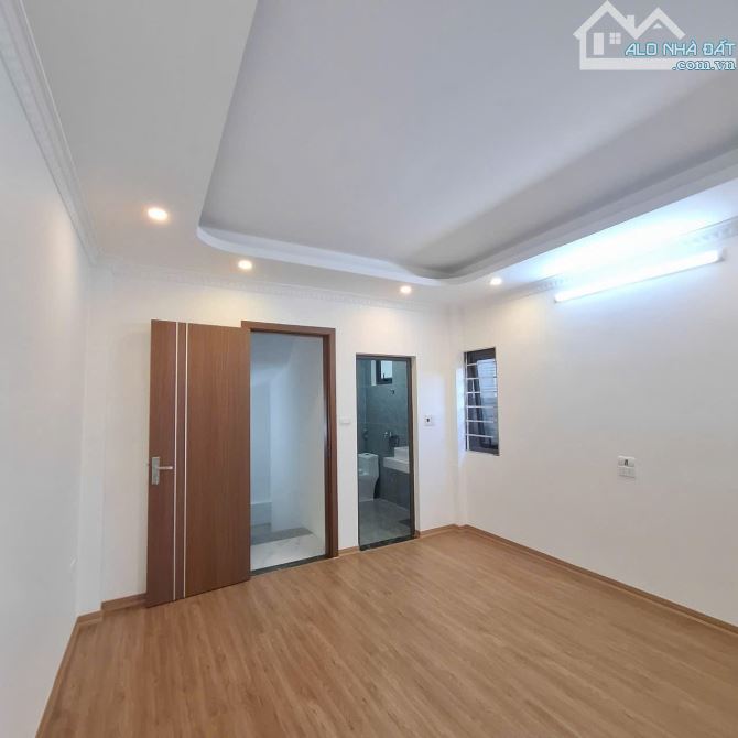 BÁN NHÀ PHỐ THẠCH BÀN LONG BIÊN 5 Tỷ  35 m 5 TẦNG MT 4m, SÁT PHỐ và ô tô tránh, kinh doanh - 4