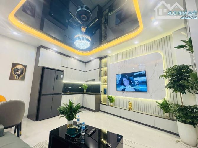 Cần bán nhà phố Hoàng Hoa Thám 37m2 5 tầng 6,68 tỷ