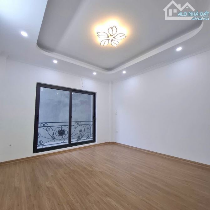BÁN NHÀ PHỐ THẠCH BÀN LONG BIÊN 5 Tỷ  35 m 5 TẦNG MT 4m, SÁT PHỐ và ô tô tránh, kinh doanh - 6