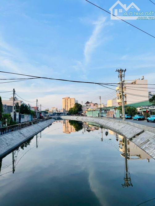 Bán đất mặt tiền kênh Thạnh Lộc 15, Quận 12 - Gần ngã tư Ga giá 5,5 tỷ