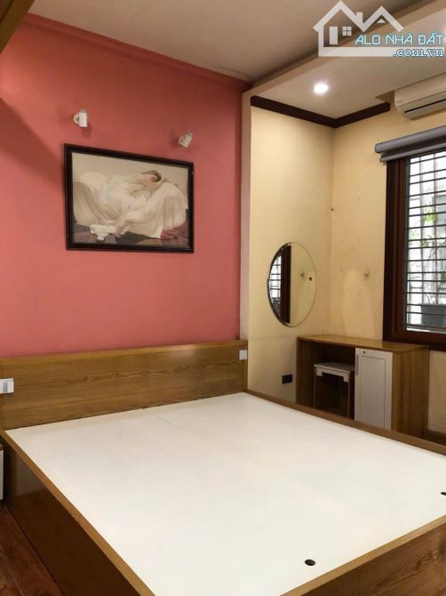 Nhà đẹp ở luôn Hoàng Quốc Việt Cầu Giấy Sổ vuông 39m, 5 tầng MT4m Giá 13 tỷ Ngõ ô tô tránh