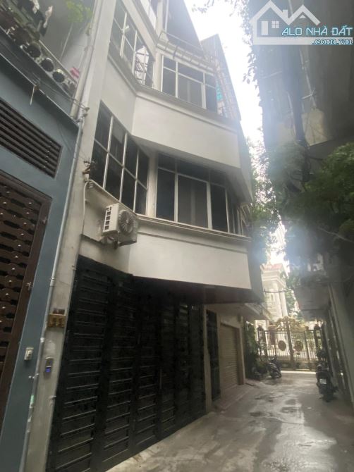 Nhà đẹp ở luôn Hoàng Quốc Việt Cầu Giấy Sổ vuông 64m 4 tầng MT5m4 Giá 18 tỷ Ngõ ô tô tránh
