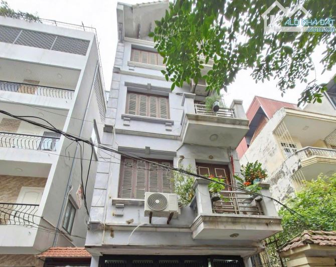 BÁN  GẤP Lô góc Cầu Giấy-  55m x 5T- dân xây- thang máy- ô tô gần phố- MT4.5m- 10 tỷ hơn