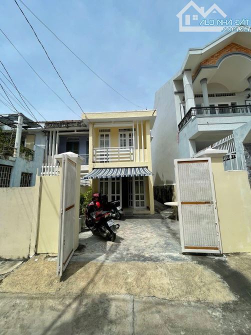 Nhà hẻm ô tô Hoàng Diệu gần vòng xoay Dã Tượng cách biển 600m