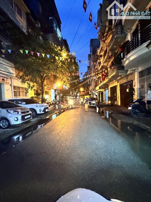 Bán căn hộ tập thể2 ngủsử dụng 68m2, có sổ đỏ tại Nguyễn Khánh Toàn, Cầu Giấy