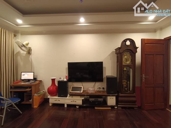 Bán Nhà Phân Lô VIP Hoàng Quốc Việt 61m x 5T, Vỉa Hè, Ô Tô Tránh, KD Sầm Uất – 27.6 Tỷ