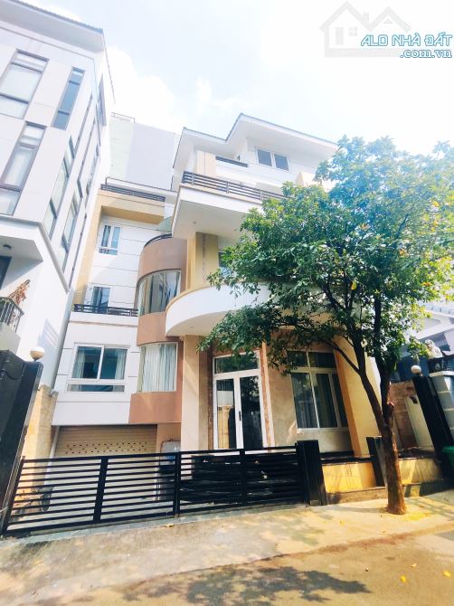 CHO THUÊ BIỆT THỰ LÝ CHÍNH THẮNG, QUẬN 3 – NHÀ ĐẸP, CÓ THANG MÁY - HẺM LỚN XE HƠI