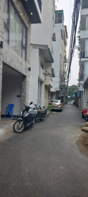 Nhà Ngọc Thụy: gara ô tô, thang máy, full nội thất