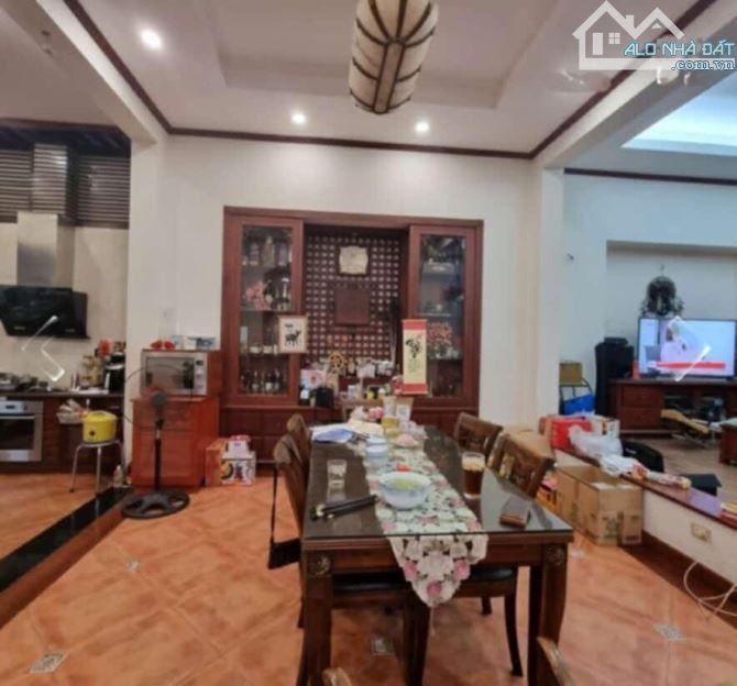 Siêu Phẩm Biệt Thự 1 Nhà ra Mặt Đường Cầu Giấy Ô Tô Tránh, DT 212M Xây Building Giá 81Tỷ.