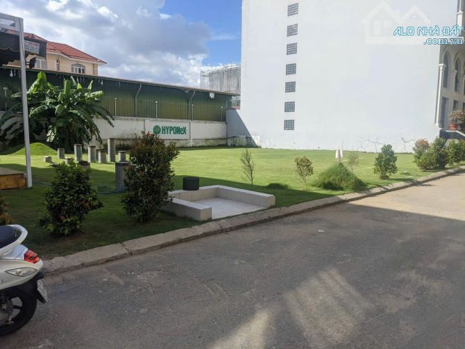 Bán khuôn đất ngay Nguyễn Văn Hưởng Q.2 - 20x26m XD Hầm 6 tầng - giá 110 tỷ.