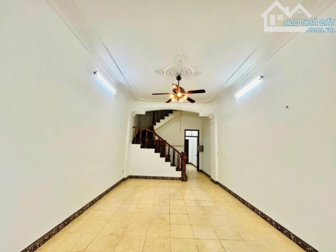 BÁN  GẤP Lô góc Cầu Giấy-  55m x 5T- dân xây- thang máy- ô tô gần phố- MT4.5m- 10 tỷ hơn - 1