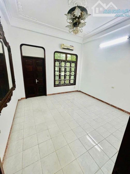 BÁN  GẤP Lô góc Cầu Giấy-  55m x 5T- dân xây- thang máy- ô tô gần phố- MT4.5m- 10 tỷ hơn - 2