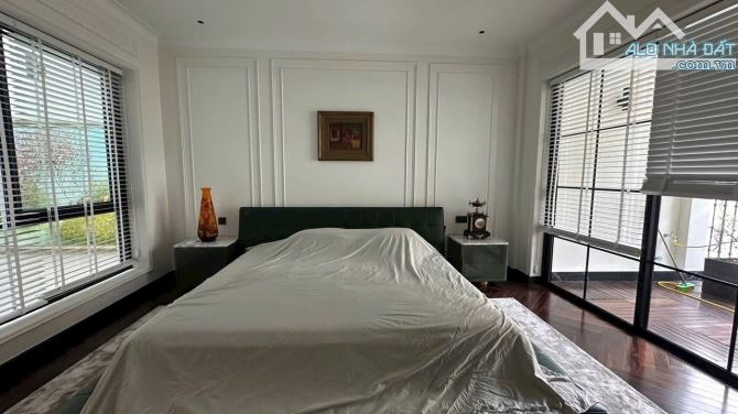 Hạ 10 tỷ bán gấp Biệt Thự 3 Tầng Trung Tâm Quận 1, 12.6x16m vuông vức - 2
