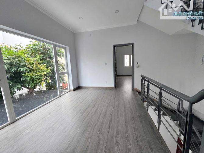 Cho thuê Biệt thự song lập Mỹ Hưng, ngay đường Phạm Thái Bường, Quận 7 - 2