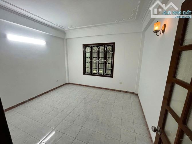 BÁN  GẤP Lô góc Cầu Giấy-  55m x 5T- dân xây- thang máy- ô tô gần phố- MT4.5m- 10 tỷ hơn - 3