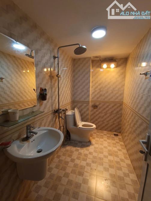 BÁN NHÀ PHÂN LÔ NGHĨA ĐÔ - NGÕ TO NHƯ PHỐ - Ô TÔ TRÁNH - VỈA HÈ - KINH DOANH ĐỈNH/ DT 61M - 3